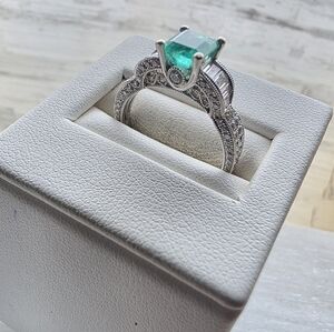 18K White Gold Emerald & Diamond Ring – 0.90ct Emerald + 0.84ct Diamonds Certifi